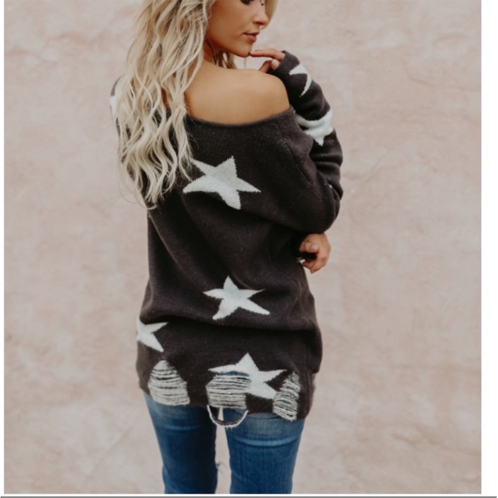 Size L GRAY sweater with white stars and distressed trim - Picture 3 of 6